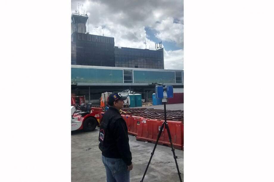 Imagen de la diligencia de reconstrucción de la escena del crimen en el aeropuerto El Dorado. / Fiscalía