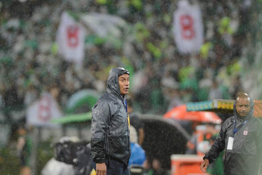Hernán Torres, entrenador del América, en el partido contra Nacional. Al fondo, los fantasmas de la "B" que sacaron los hinchas locales. / Luis Benavides