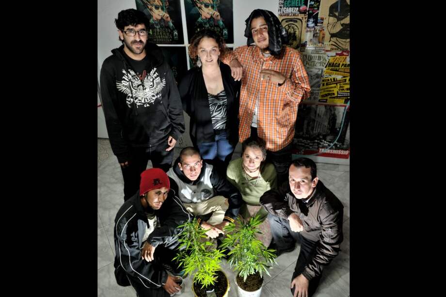 Junto a la planta, el grupo promotor de la movilización en Bogotá. / Luis Ángel - El Espectador