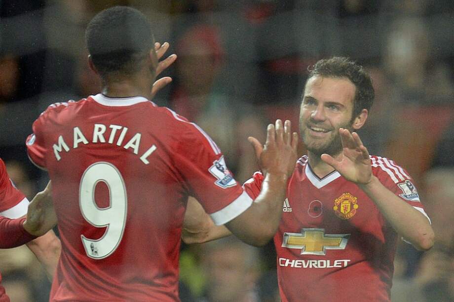 El francés Anthony Martial celebra con su compañero español Juan Mata. / AFP