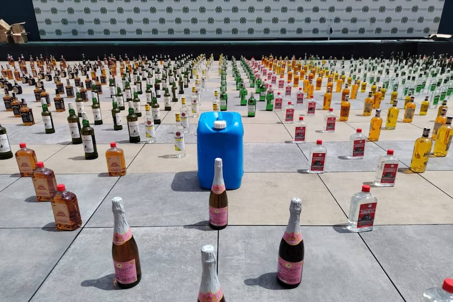 Whiskey, aguardiente, ron, vodka, tequila y Champaña figuran entre la lista de tragos incautados que estaban listos para distribuirse en cadenas de mediana superficie en Bogotá.