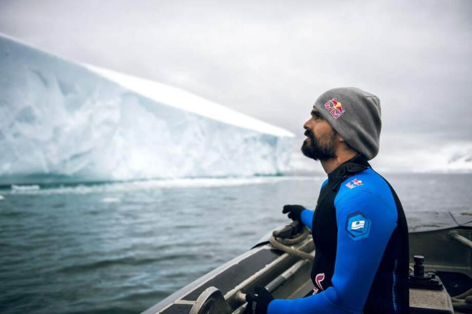Orlando Duque analiza el iceberg del cual va a saltar. / Red Bull