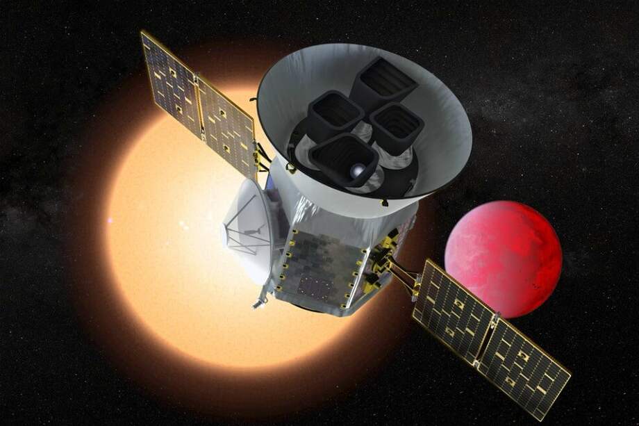 Concepto artístico de TESS frente a un planeta de lava en órbita alrededor de su estrella anfitriona. / Centro de vuelo espacial Goddard de la NASA.