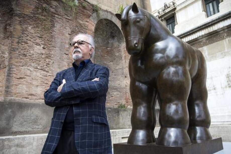 Fernando Botero junto a su escultura "Caballo" durante una exposición en Roma, Italia. /EFE