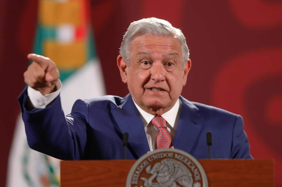 López Obrador ha creado una polémica regional, pues está condicionando su asistencia a la Cumbre a que la Casa Blanca invite a todos los países de la región, incluyendo a Cuba, Nicaragua y Venezuela.