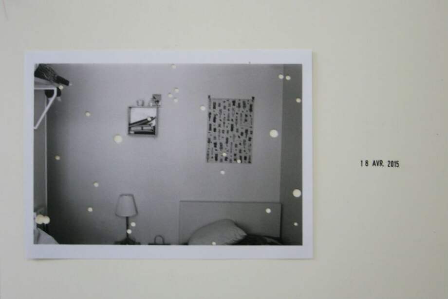 Lo que pasó y no sentí. De la serie “Ahí” (2005). Maria Paris. Fotografía análoga perforada. 24 x 17 cm. / Foto: Archivo privado Maria Paris.