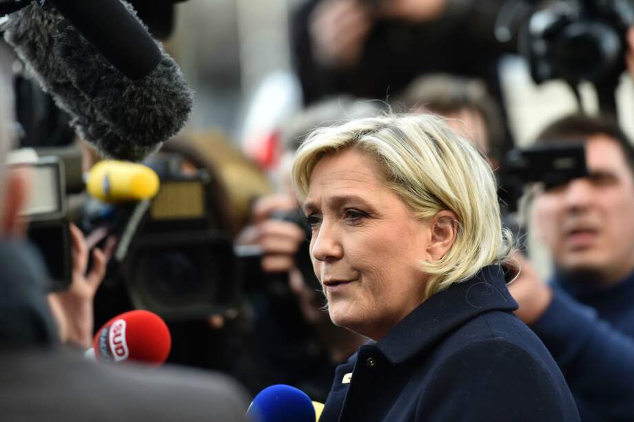 Marine Le Pen durante una rueda de prensa en Juvisy-sur-Orge. / AFP