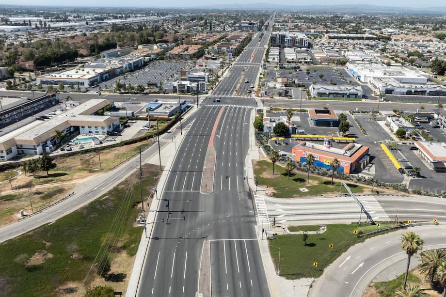 Una vista aérea muestra la ciudad de Westminster bajo una orden de evacuación tras la emergencia desatada por un tanque químico sobrecalentado en las instalaciones de GKN Aerospace en Garden Grove, California.