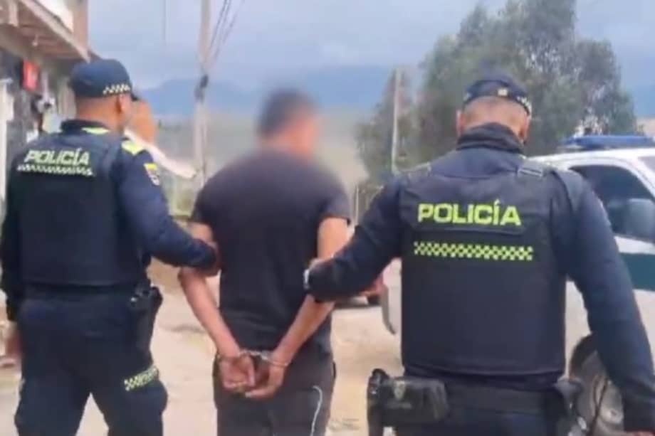 Este sujeto fue sorprendido desmontando un furgón que había sido hurtado.