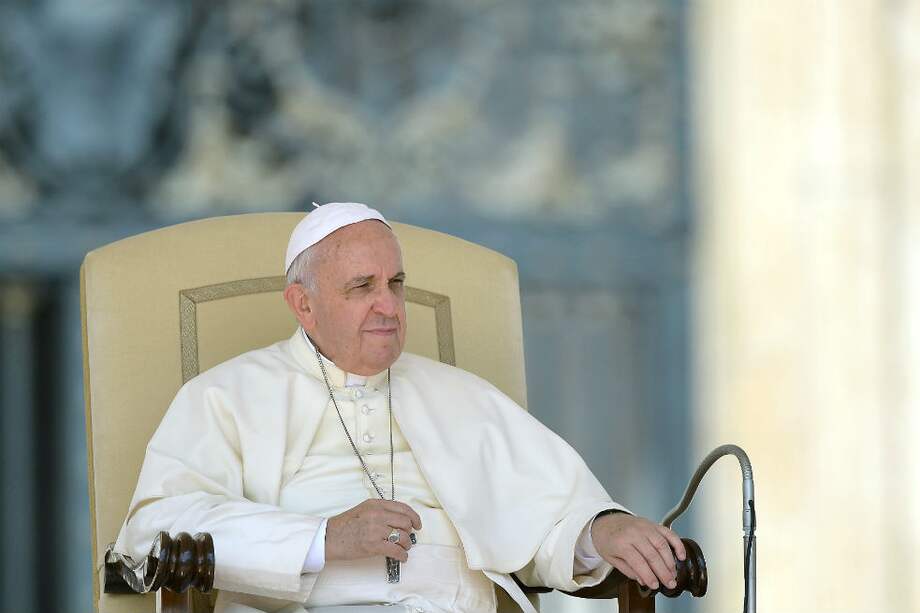 Papa felicita a Macron y lo insta a trabajar por una "sociedad más justa"