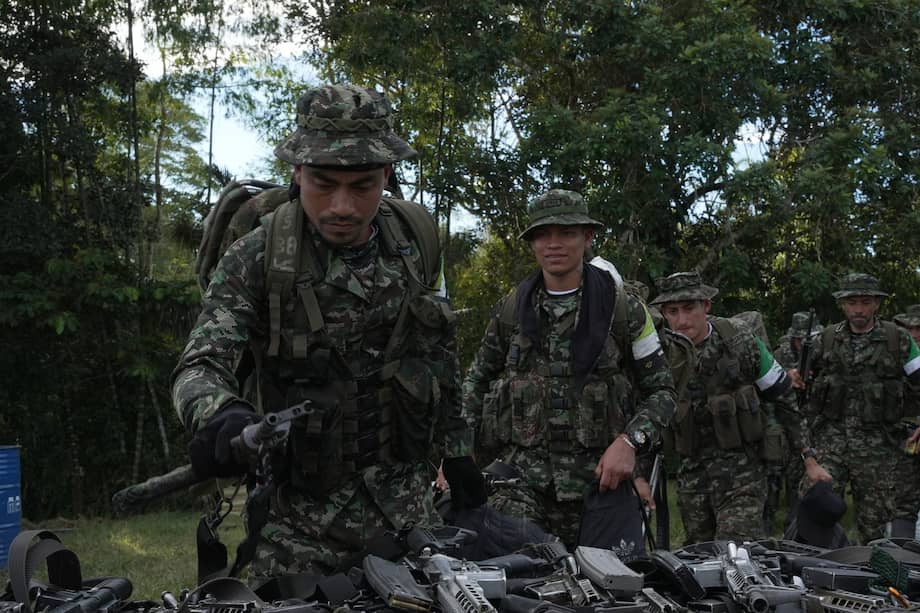 La dejación de armas fue el momento central antes de que 99 integrantes de la Coordinadora Nacional Ejército Bolivariano (CNEB) entraran a la ZUT.