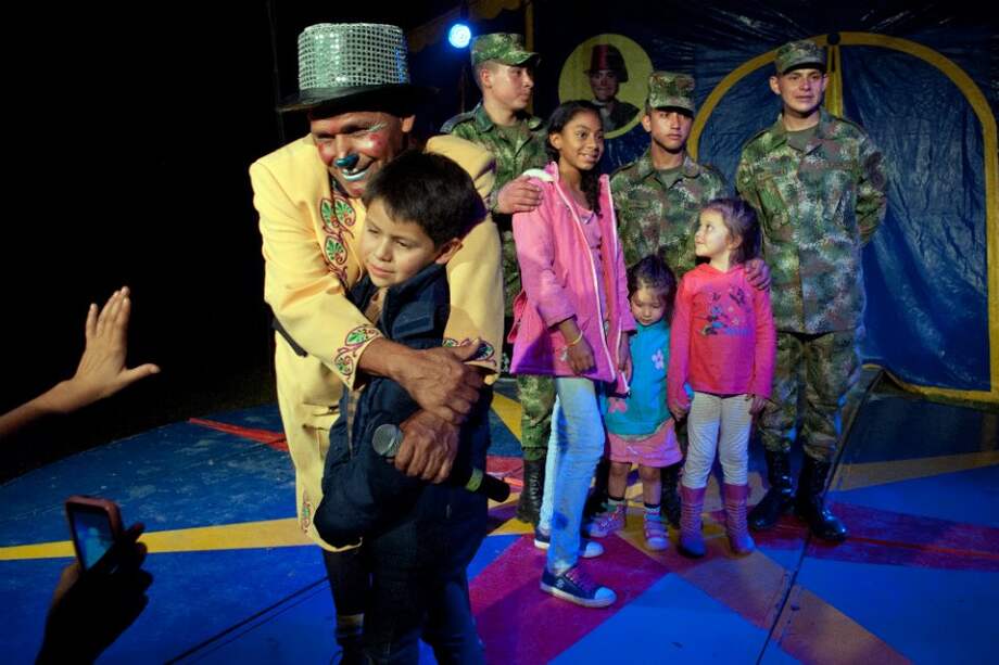 Militares en Colombia cambian el arte de la guerra por la magia del circo
