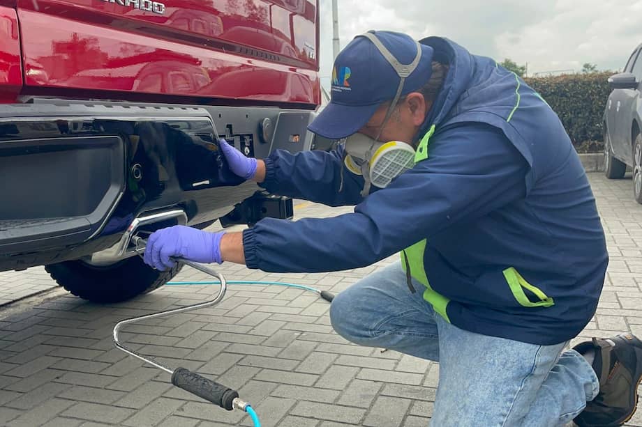 La CAR inspecciona vehículos nuevos en concesionarios para verificar que cumplan los límites de emisiones contaminantes.