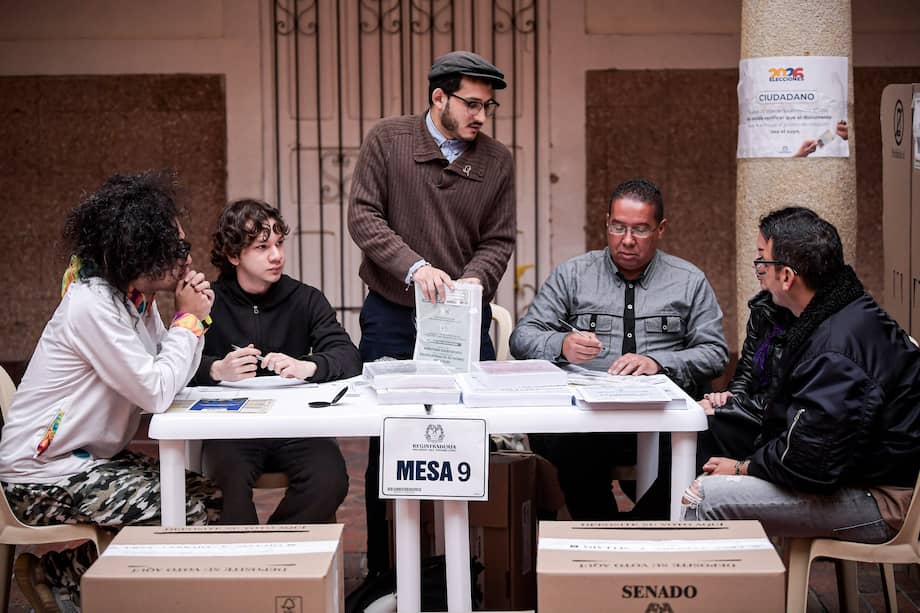 Mesa de votación en Bogotá este domingo 8 de marzo.
