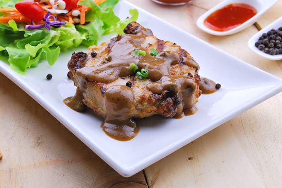 Chuleta de cerdo con salsa de pimienta y tocineta, un plato para cautivar