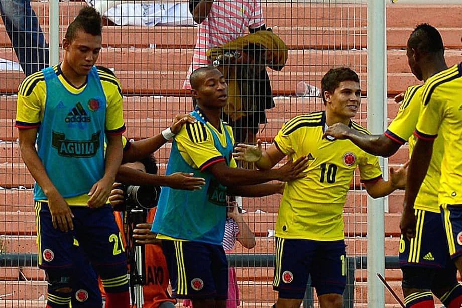 Jugadores de Colombia felicitan a Quintero tras convertirle a Perú. / AFP
