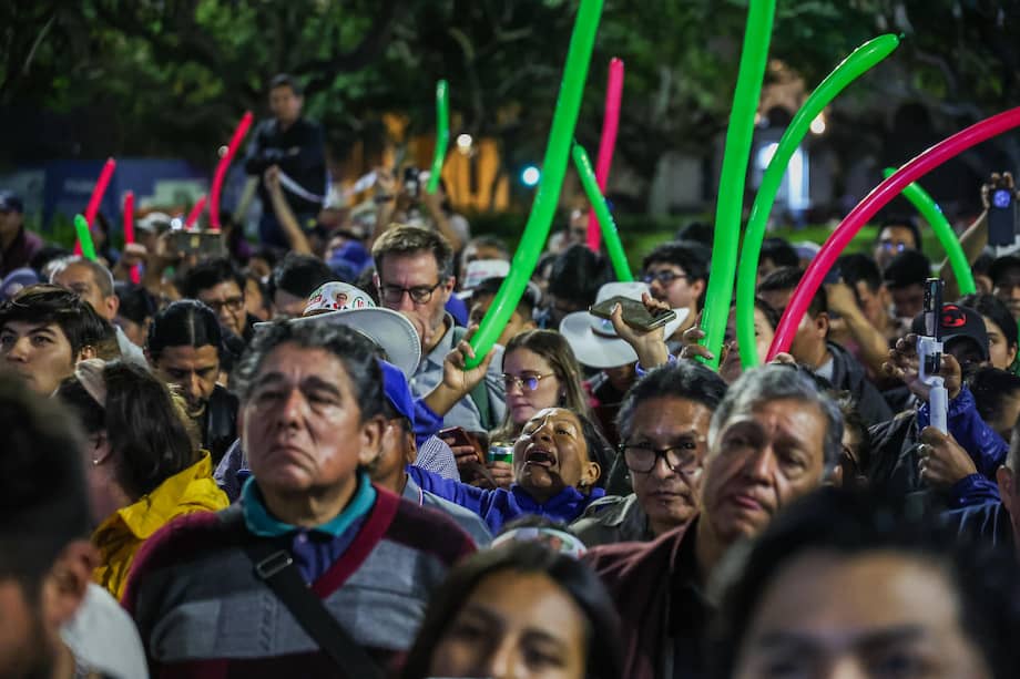Simpatizantes del candidato a la Presidencia de Perú Roberto Sánchez celebran las proyecciones que ratifican un empate técnico contra Keiko Fujimori.