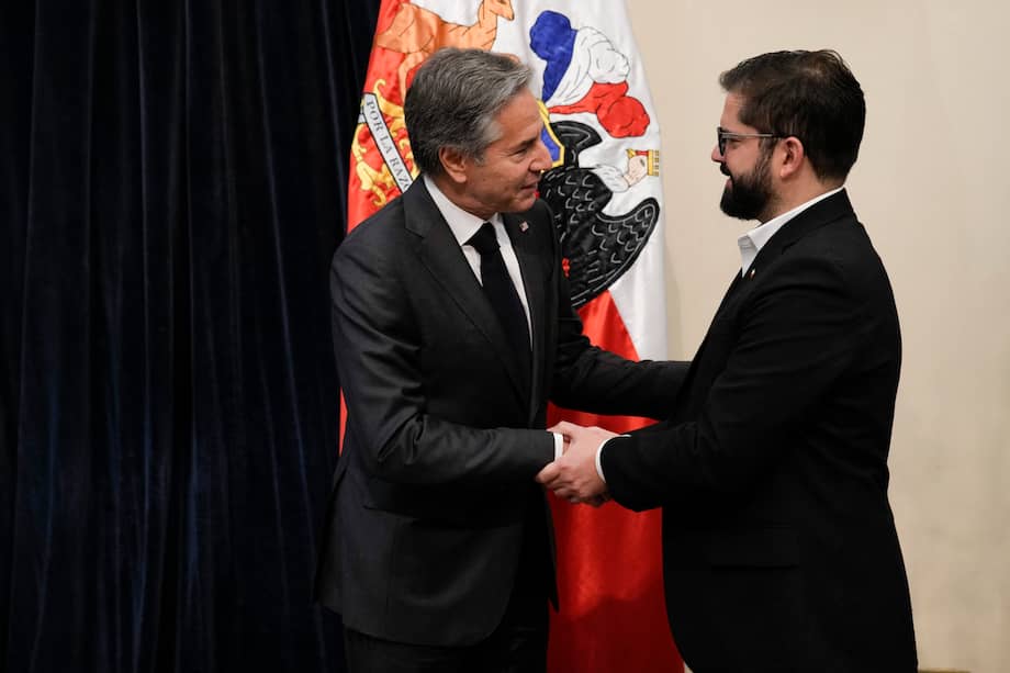 El secretario de Estado de Estados Unidos, Antony Blinken (izquierda), fue recibido por el presidente de Chile, Gabriel Boric, en el palacio presidencial de La Moneda, en Santiago de Chile.