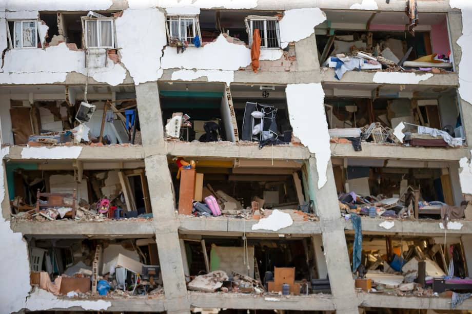 Detalle de un edificio derruido en Catia la Mar, Venezuela.