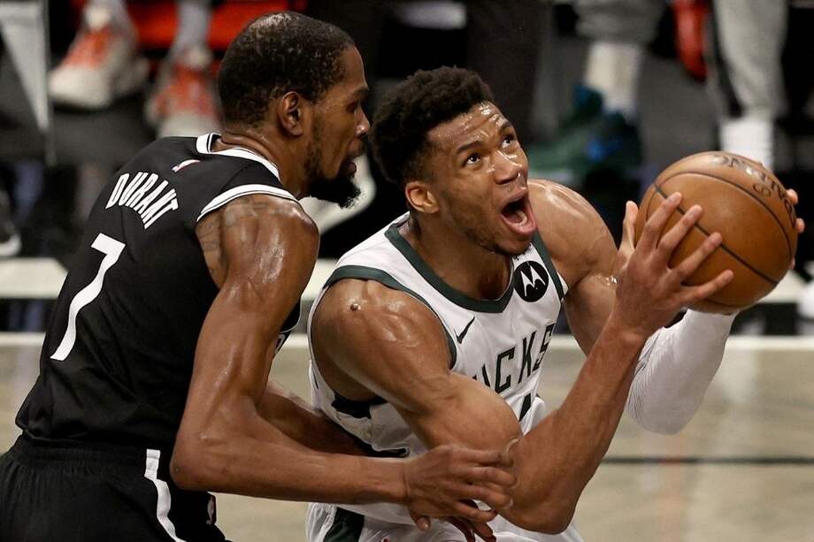 Giannis Antetokounmpo marcado por Kevin Durant.