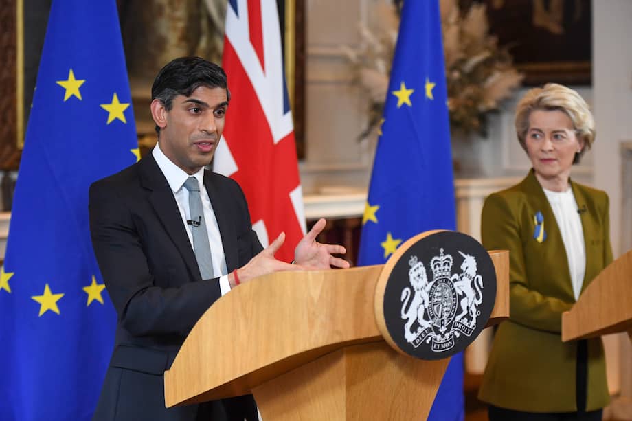 Primer ministro de Reino Unido, Rishi Sunak, y la presidenta de la Comisión Europea, Ursula von der Leyen, después de llegar a un acuerdo sobre las reformas al protocolo sobre Irlanda del Norte. EFE/EPA/CHRIS J. RATCLIFFE / POOL