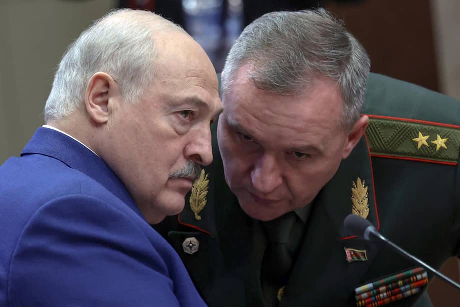 El presidente bielorruso, Alexander Lukashenko (izq.), escucha al ministro de Defensa bielorruso, Viktor Khrenin.