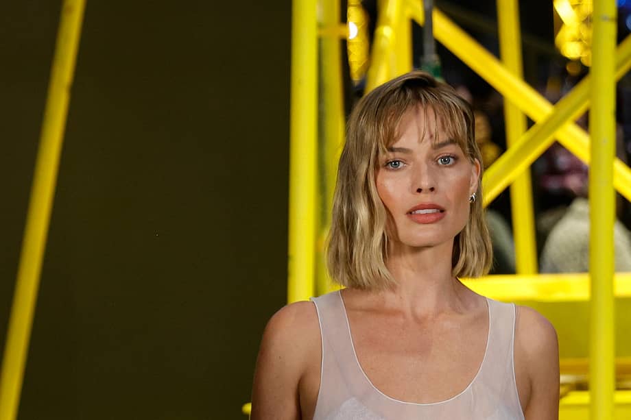 Margot Robbie apareció en el desfile de Chanel en París con un nuevo long bob de ondas suaves y flequillo irregular.