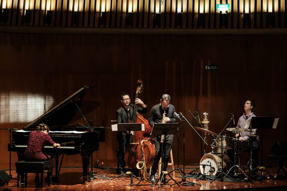 Carolina Calvache, pianista y líder del grupo, John Ellis en el saxofón, Ricardo Rodríguez en el contrabajo y Ronen Itzik en la batería son los integrantes del Carolina Calvache Cuarteto. / Gabriel Rojas © Banco de la República