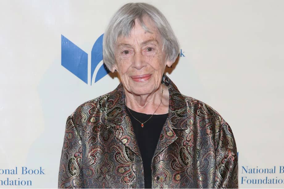 Ursula K. Le Guin nació el 21 de octubre de 1929 en Berkeley, California, y falleció el 22 de enero de 2018 en Portland, Oregón. Aquí durante la gala por los premios anuales a los mejores libros en Estados Unidos, en Nueva York, 2014. /AFP
