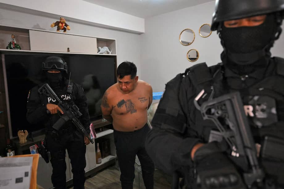 La policía arresta a Eduardo Gómez, alias "Gordo Paul", líder del grupo narcotraficante Los Lobos, durante el toque de queda impuesto por el presidente de Ecuador, Daniel Noboa.