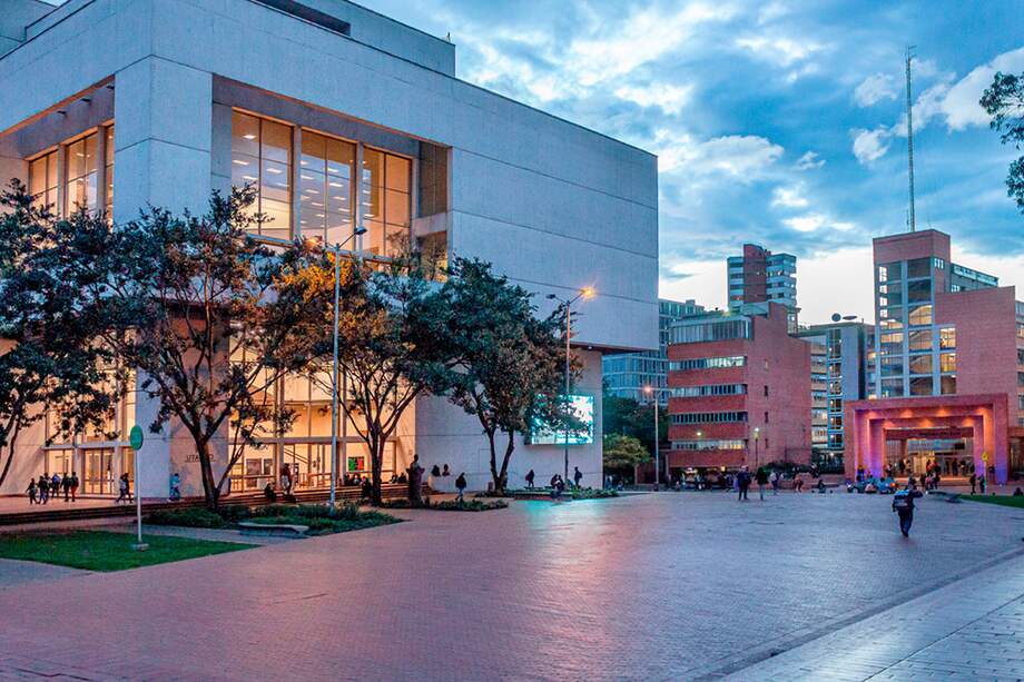 La Facultad de Ciencias Económicas y Administración cuenta con una amplia planta de profesores e investigadores.
