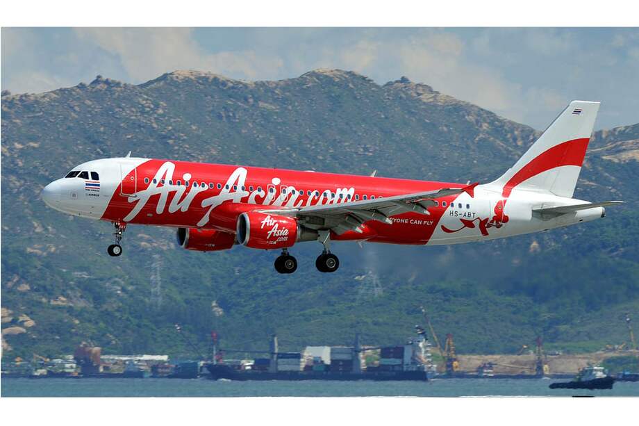 Un Airbus de Air Asia aterrizando en el aeropuerto de Hong Kong. La compañía malasia de vuelos de bajo costo cuenta con una joven flota de aviones, con un promedio de 3,5 años. / AFP