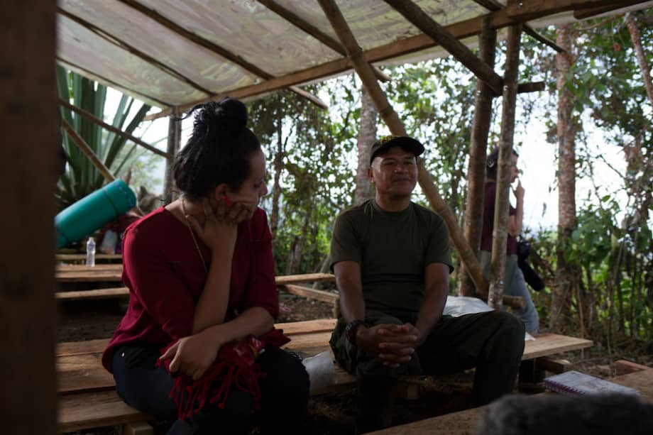 Daniela Maldonado, mujer trans y directora de la Red Comunitaria Trans (RCT), junto a un guerrillero en la zona veredal de las Farc, en Icononzo (Tolima)/ Cortesía Guillermo Camacho