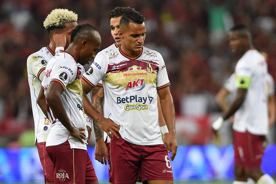 Los jugadores de Tolima se lamentan después de la derrota por 7-1 contra Flamengo en la Copa Libertadores.