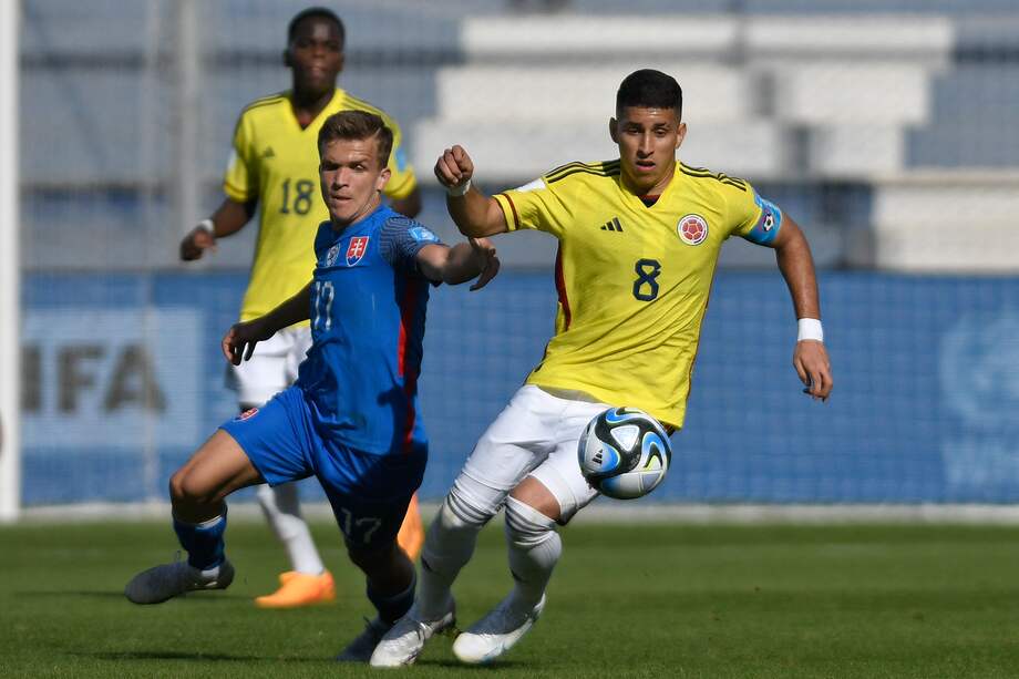 Gustavo Puerta lleva la pelota frente a la marca de Dominik Snajder, en el juego entre Colombia y Eslovaquia por los octavos de final del Mundial Sub 20.