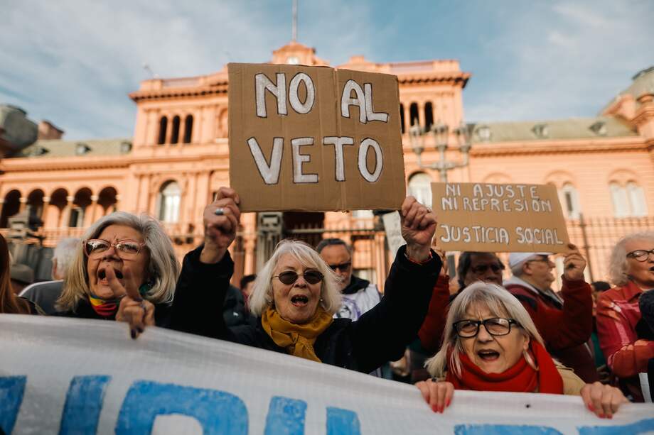 Personas sostienen carteles en una manifestación de jubilados este miércoles, en Buenos Aires (Argentina).