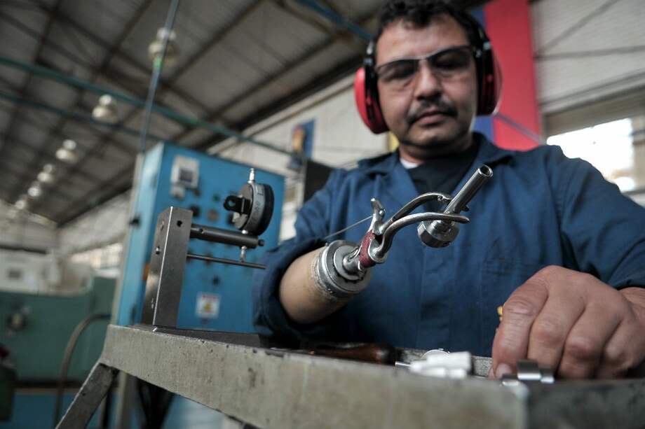Gonzalo Correa perdió una mano por una mina, cuando era soldado. Trabaja en Indumil desde hace 10 años. /Cristian Garavito