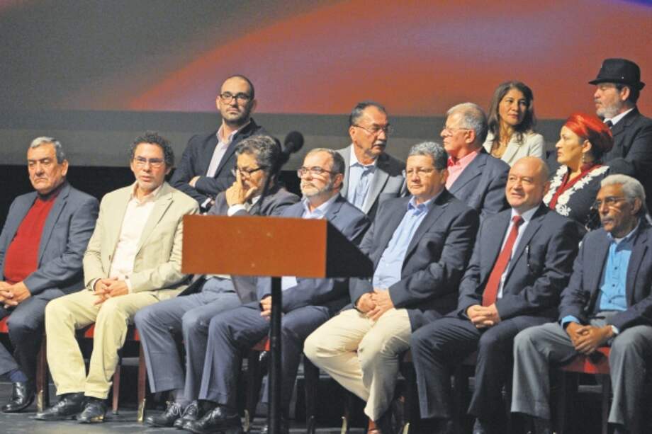 Los negociadores de la guerrilla de las Farc, el día que firmaron la paz con el Gobierno en el Teatro Colón. / Cristian Garavito