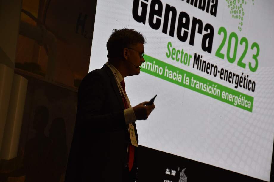 En su primer día de Colombia Genera, se hizo entrega de la publicación, “ Barómetro Petróleo 2023”, una muestra de la percepción ciudadana frente a la actividad petrolera en los territorios.