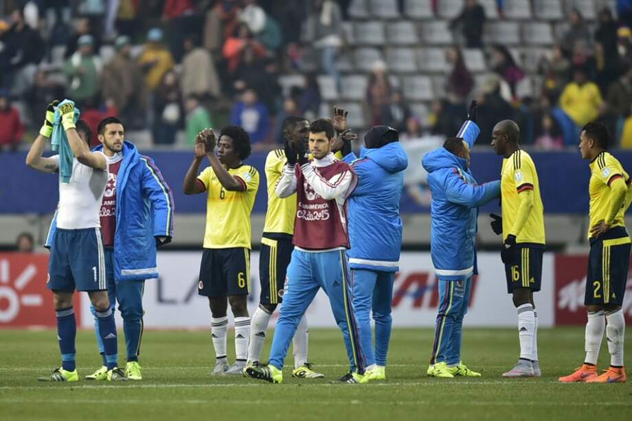 Los jugadores colombianos se despiden de los seguidores que acompañaron en Temuco. Foto: AFP
