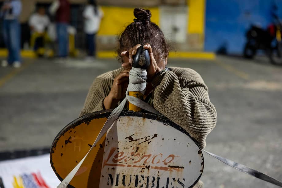 Una persona se manifiesta en las inmediaciones de la Zona 7 de la Policía Nacional Bolivariana, en Caracas (Venezuela).