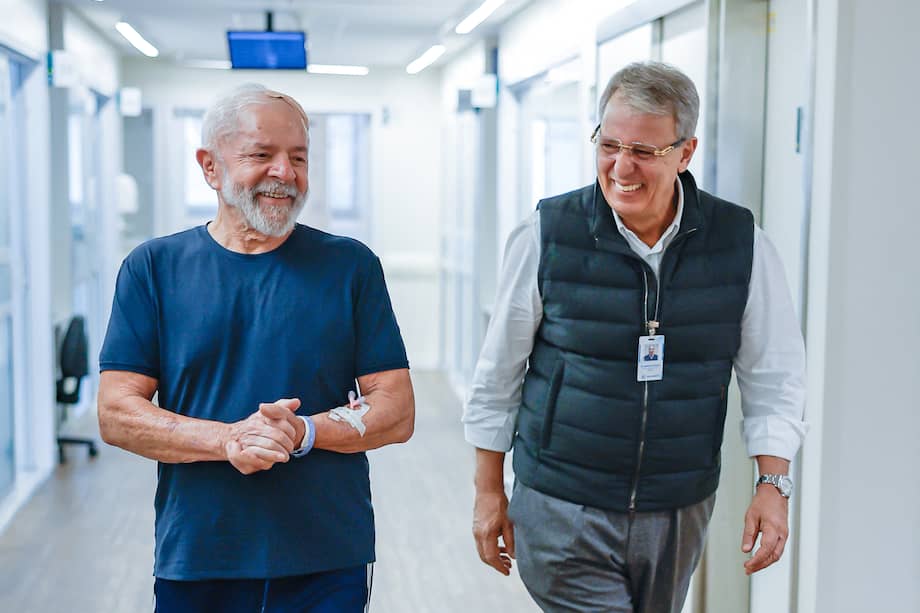 Luiz Inácio Lula da Silva camina con su neurocirujano, el doctor Marcos Stavale, en el Hospital Sirio-Libanés de São Paulo.