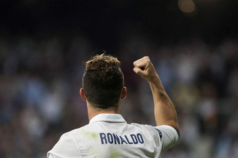 Cristiano Ronaldo, delantero del Real Madrid, celebra uno de sus goles frente al Atlético de Madrid. / AFP