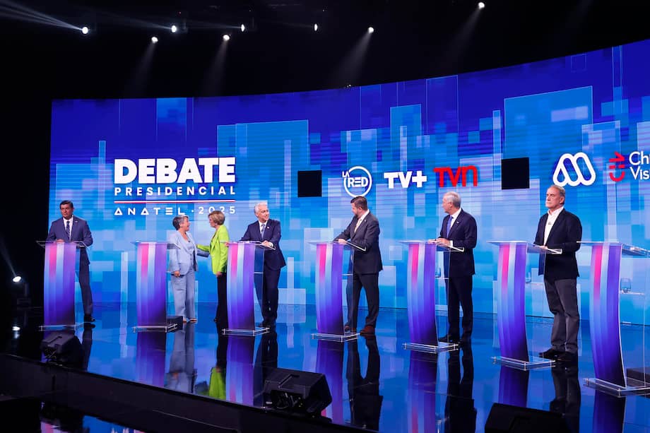 De izquierda a derecha, los candidatos a la Presidencia de Chile, Franco Parisi, del Partido de la Gente; Jeannette Jara, del partido Unidad por Chile; Evelyn Matthei, del partido Chile Grande y Unido; Marco Enríquez-Ominami, independiente; Johannes Kaiser, del Partido Nacional Libertario; José Antonio Kast, del Partido Republicano y Social Cristiano y Eduardo Artés.