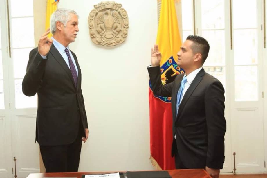 Pedro Manosalva se posesionó como el nuevo director de bomberos de Bogotá. / Cortesía Bomberos