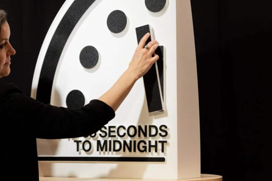 Alexandra Bell, la presidenta del boletín, en el reloj del "fin del mundo".