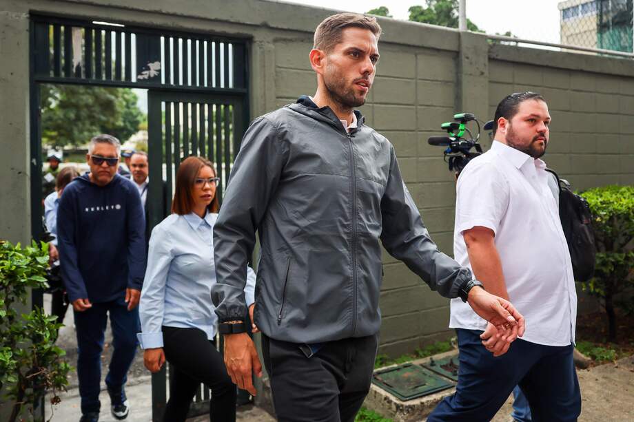 El candidato a la Gobernación del estado de Miranda, Juan Requesens, llega a su centro de votación durante los comicios regionales del 25 de mayo.