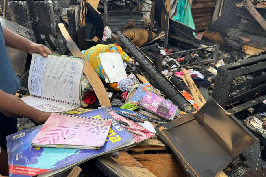 Entre escombros y cenizas, familias del asentamiento revisan sus viviendas tras la emergencia que dejó decenas de damnificados en el oriente de Cali.