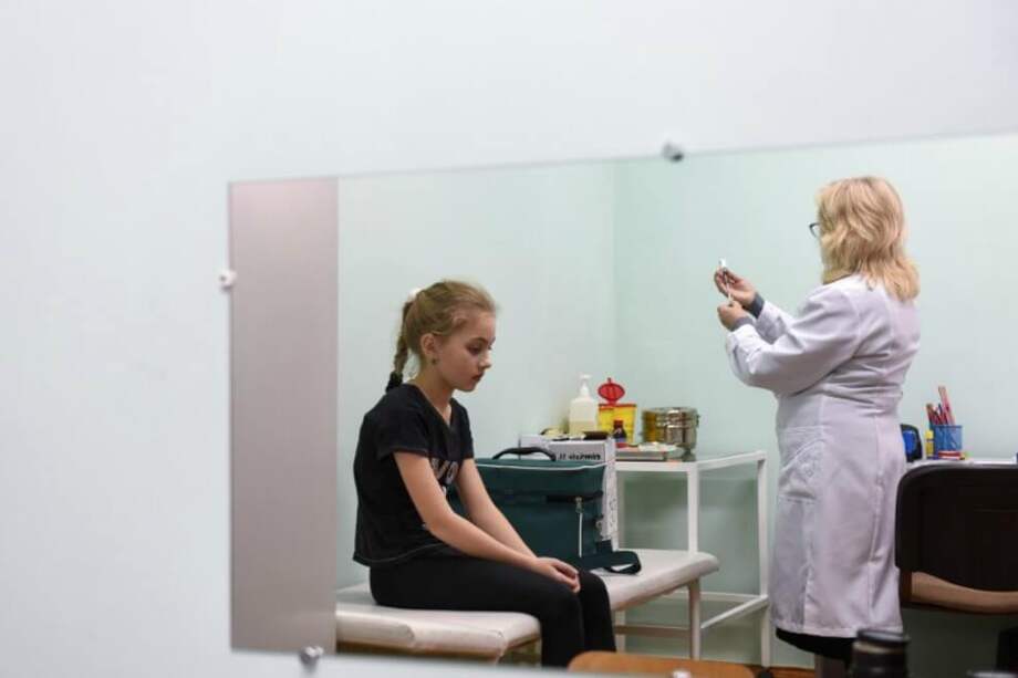 Una niña es vacunada en Ucrania donde, al igual que Estados Unidos, varias comunidades viven epidemias de sarampión. / AFP