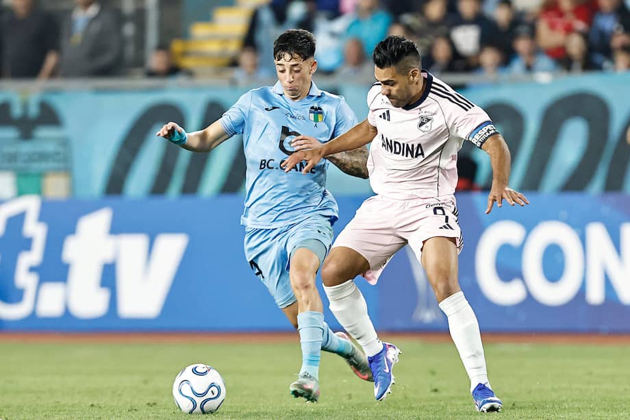 Radamel Falcao García (der.) ingresó en el complemento tras siete semanas por fuera de las canchas por culpa de una lesión.